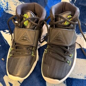 Nike Boys Kyrie 6 shutter shades size 5.5